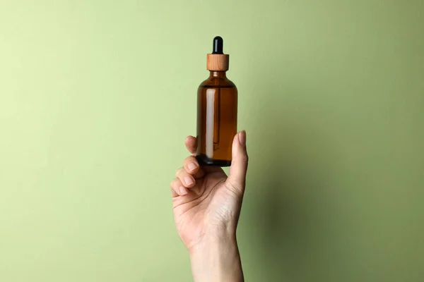 Γυναίκα Κρατώντας Μπουκάλι Καλλυντικού Προϊόντος Ανοιχτό Φόντο Ελιάς Closeup Χώρος — Φωτογραφία Αρχείου