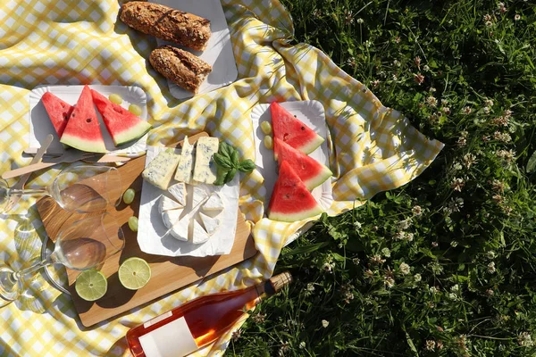 Picnic Blanket Delicious Food Wine Green Grass Outdoors Top View — Foto de Stock