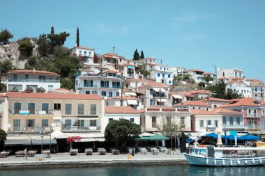 Güneşli bir günde güzel bir kıyı kenti ve tekne manzarası