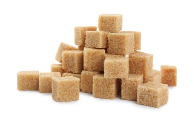 Beyaz arkaplanda kahverengi şekerli küp yığını