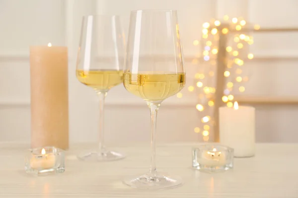 Weingläser Und Kerzen Auf Holztisch — Stockfoto