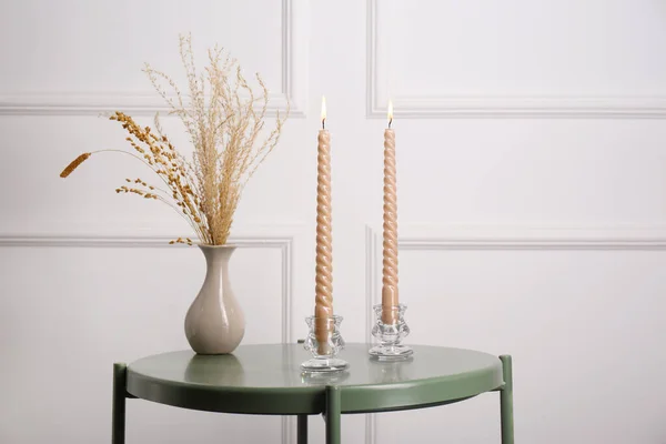 Dry Plants Vase Burning Candles Table White Wall — Foto Stock