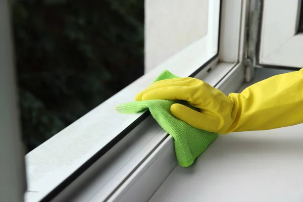 Femme Nettoyage Fenêtre Avec Chiffon Intérieur Gros Plan — Photo