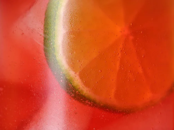 Glass Refreshing Drink Ice Cubes Lime Slice Background Closeup — Zdjęcie stockowe