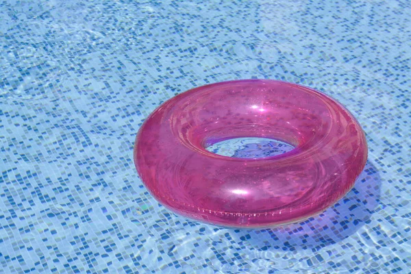 Φουσκωτό Δαχτυλίδι Που Επιπλέει Στο Νερό Στην Πισίνα — Φωτογραφία Αρχείου