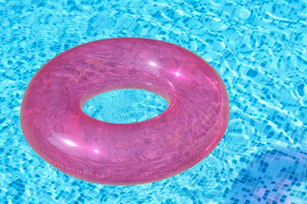 Φουσκωτό Δαχτυλίδι Που Επιπλέει Στο Νερό Στην Πισίνα — Φωτογραφία Αρχείου