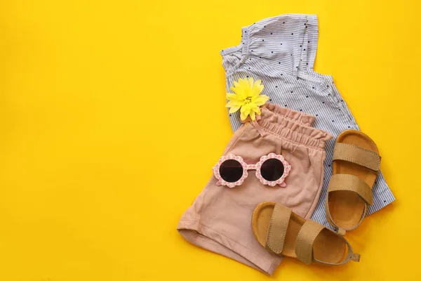 Κομψό Παιδικά Ρούχα Παπούτσια Και Γυαλιά Ηλίου Κίτρινο Φόντο Επίπεδη — Φωτογραφία Αρχείου