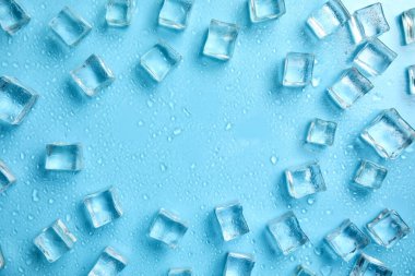 Turkuaz arkaplan üzerine yazı yazmak için buzdan yapılmış çerçeve düz yatıyordu. İçeceklerimiz tazeleniyor.