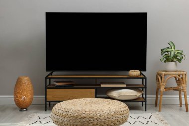 Geniş ekran TV seti hazır.