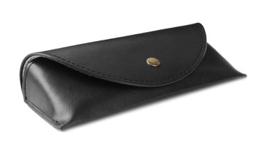 Siyah deri güneş gözlüğü kutusu beyaza izole edilmiş.