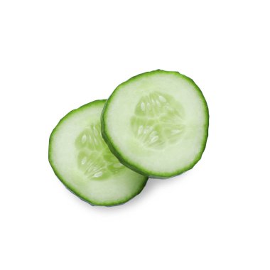 Taze yeşil salatalık dilimleri beyaza izole edilmiş, üst manzara.