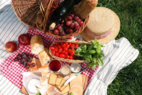 Blanket Different Products Green Grass Top View Summer Picnic — Stock Photo, Image