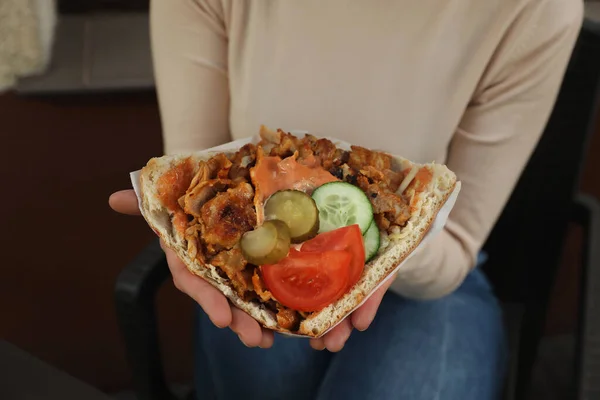 Woman Holding Delicious Bread Roasted Meat Vegetables Indoors Closeup Street — Stockfoto