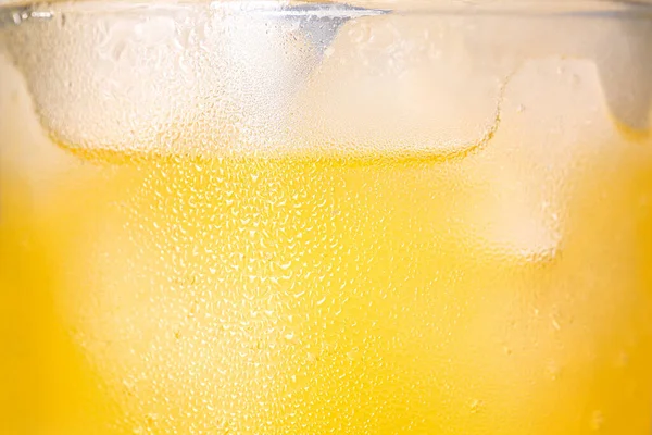 Vaso Bebida Refrescante Con Cubitos Hielo Sobre Fondo Claro Primer —  Fotos de Stock