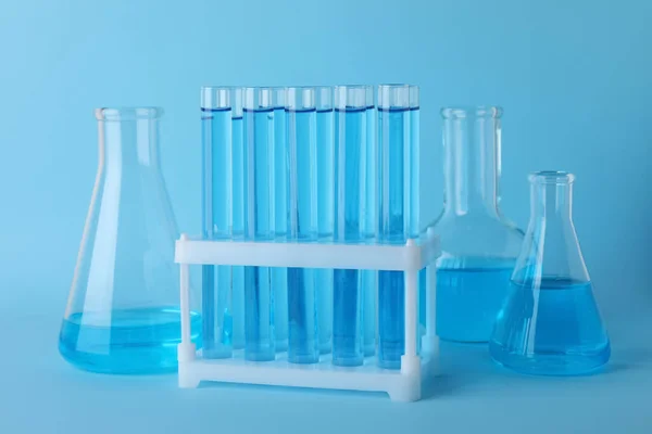 Лабораторний Скляний Посуд Світло Блакитною Рідиною Бірюзовому Фоні — стокове фото
