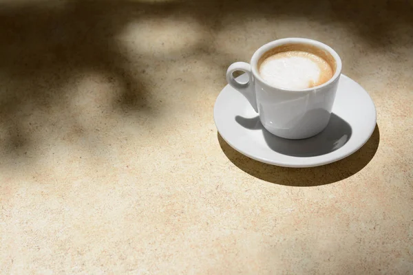Taza Café Aromático Caliente Mesa Beige Espacio Para Texto — Foto de Stock