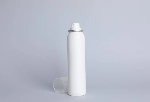Бутылка Сухого Шампуня Сером Фоне — стоковое фото
