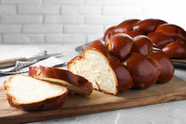 Cut Homemade Braided Bread Grey Table Closeup Traditional Shabbat Challah — Stock Fotó
