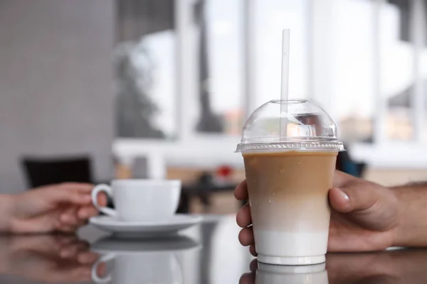 Pria Dengan Plastik Mengambil Secangkir Kopi Lezat Meja Kafe Luar — Stok Foto