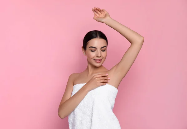 Young Woman Showing Smooth Skin Epilation Pink Background — Foto de Stock
