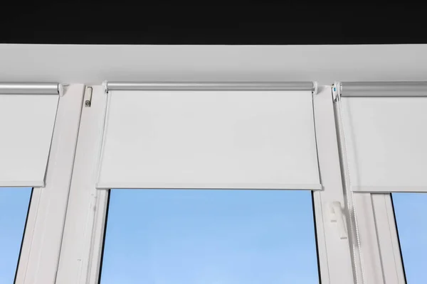 Окно Открытыми Белыми Жалюзи Помещении Вид Низкого Угла — стоковое фото