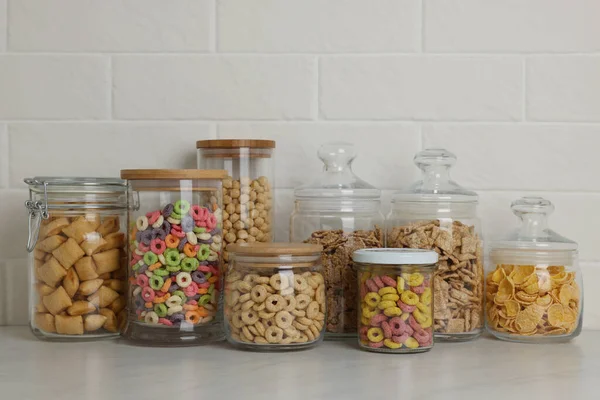 Recipientes Vidrio Con Diferentes Cereales Desayuno Encimera Blanca Cerca Pared — Foto de Stock