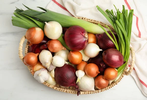 Wicker Tray Fresh Onion Bulbs Leeks Garlic White Marble Table —  Fotos de Stock