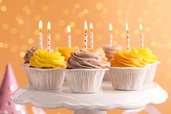 White Stand Tasty Birthday Cupcakes Blurred Lights Closeup — Foto de Stock