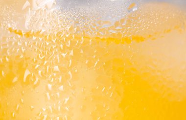 Arka planda buz küpleri olan ferahlatıcı bir içecek, yakın plan.