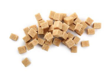 Beyaz zemin üzerinde kahverengi şeker küpleri yığın, üst görünüm