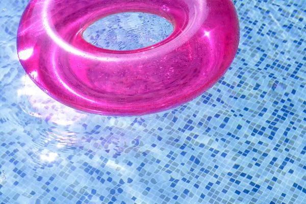 インフレータブル スイミング プールで水に浮かぶ — ストック写真