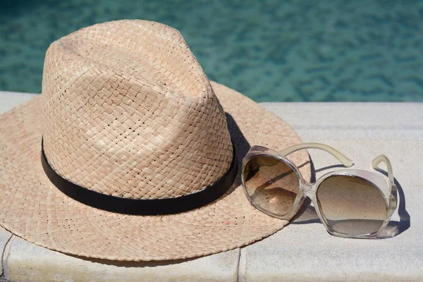 Elegante Sombrero Gafas Sol Cerca Piscina Aire Libre Día Soleado —  Fotos de Stock