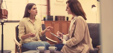 Ofiste hastayla çalışan profesyonel psikoterapist. Pankart tasarımı