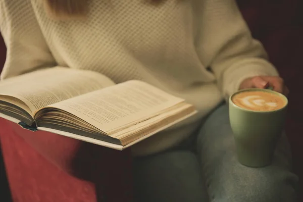 Mujer Con Taza Libro Lectura Café Interior Primer Plano — Foto de Stock