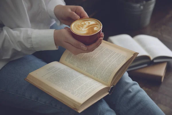 Mulher Com Xícara Livro Leitura Café Casa Close — Fotografia de Stock