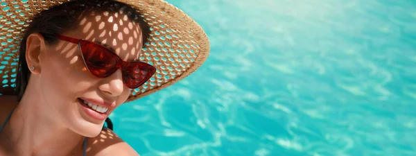Beautiful Woman Hat Sunglasses Swimming Pool Sunny Day Banner Design — Stockfoto