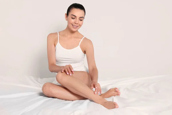 Young Woman Beautiful Smooth Legs Sitting Bed Home — Φωτογραφία Αρχείου