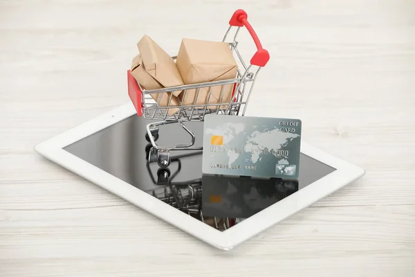 Online Bezahlkonzept Kleiner Warenkorb Mit Bankkarte Schachteln Und Tablet Auf — Stockfoto