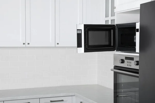 Moderner Backofen Und Mikrowelle Weißer Sauberer Küche — Stockfoto