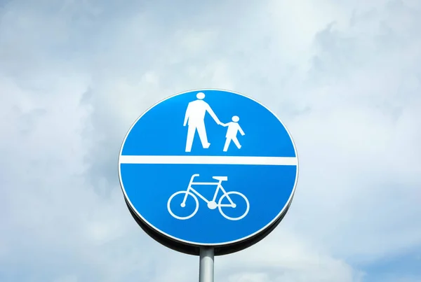 Sinal Trânsito Pista Obrigatória Para Pedestres Bicicletas Contra Céu Azul — Fotografia de Stock