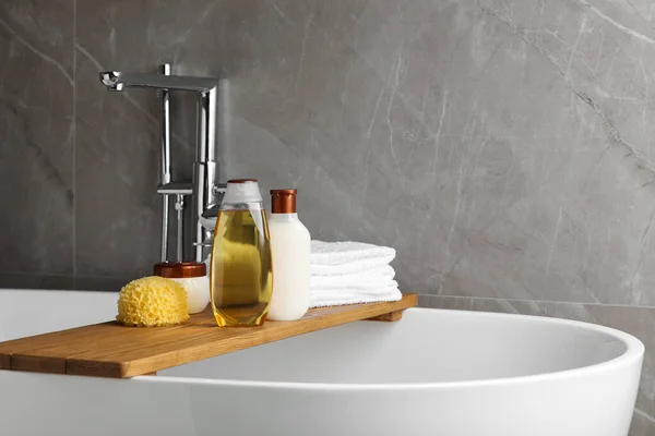 Şampuanlı Ahşap Banyo Tepsisi Diğer Banyo Malzemeleri Havlular Kapalı Küvette — Stok fotoğraf