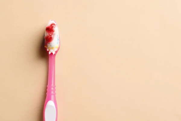 Escova Dentes Com Sangue Fundo Bege Vista Superior Espaço Para — Fotografia de Stock