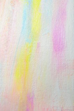 Beyaz tuval üzerinde farklı pastel akrilik boyalar, yakın plan.