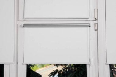 Beyaz jaluzili pencerenin içerideki görüntüsü