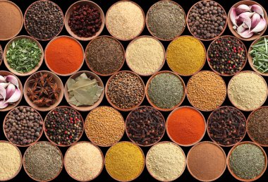 Siyah zemin üzerinde farklı aromatik baharat ve bitkilerin toplanması, düz uzanma