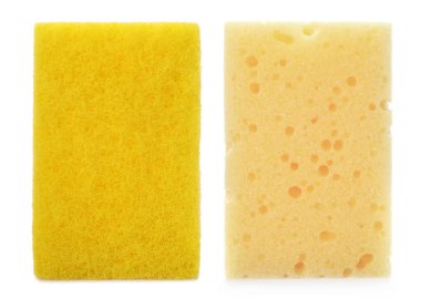 Beyaz arka planda iki temizlik süngeri, kolaj