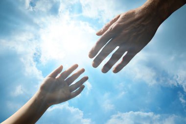 Çocuklu vaftiz baba ve arkasında kabarık bulutlar olan güzel mavi gökyüzü, yakın plan.