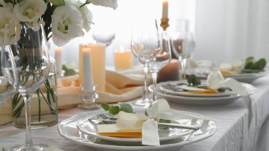 Restoranda güzel bir çiçek dekoru olan şenlik masası. Pankart tasarımı