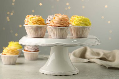 Masada bulanık ışıklara karşı lezzetli kekler olan tatlı standı