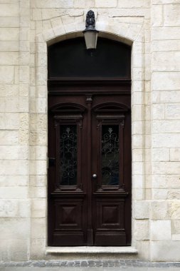 Güzel kemerli ahşap kapılı ev manzarası. Dış tasarım